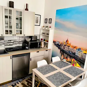 Margaret & Violet - Stylish Downtown In Apartment
